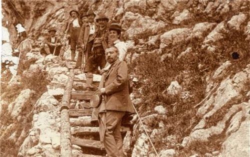 Mit Schirm, Charme und Hut unterwegs am ersten Klettersteig in den bayerischen Alpen sind diese sieben Bergwanderer. Das Bild stammt von 1898. Foto re