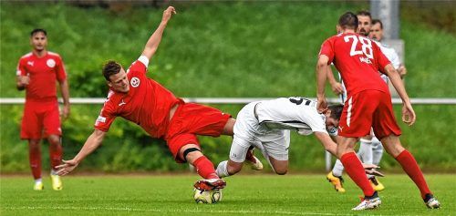 Mit viel Leidenschaft und Einsatz, wie in dieser Szene Mathias Heiß, gingen die Sechziger zu Werke und holten sich gegen den großen Favoriten Schweinfurt verdient einen Punkt. Fotos  Ziegler