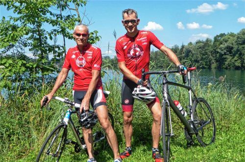 Nach der Gewalt- nun eine Erholungstour: Fred Pichler (links) und Christian Kupfernagel. Die beiden leidenschaftlichen Rennradfahrer aus Brannenburg und Rosenheim bewältigten nonstop die Nord-Südstrecke von Flensburg bis Oberwössen – 1060 Kilometer in 40 Stunden, Durchschnittsgeschwindigkeit etwa 28 km/h. Foto re