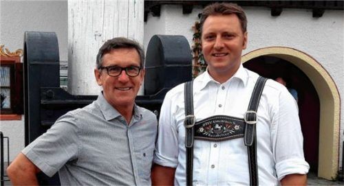 Nachrücker Markus Schober (rechts) wurde jetzt von Samerbergs Bürgermeister Georg Huber als neuer Gemeinderat begrüßt. Foto re