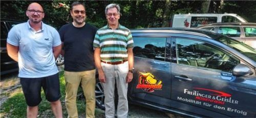 Neu in Aibling: Nachwuchstrainer Stefan Hamburger und Kassier Thomas Lauterbach begrüßen den neuen Trainer der ersten Mannschaft, Heinz Zerres (von links).Foto Schneider