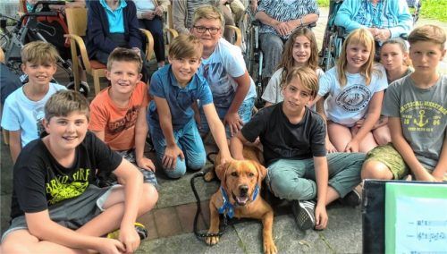 Nik, Julian, David, Jonas, Vitus, Yagmur, Dennis, Anna-Lena, Evelyne und Joshua ließen sich beim Vorlesen von Schulhund Shabba unterstützen.Foto re