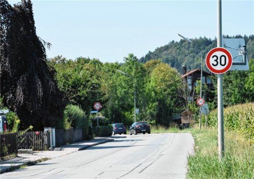 Noch hängen sie, die 30er-Schilder an der Aiblinger Straße in Westerham. Das Landratsamt hat die Gemeinde aufgefordert, sie abzumontieren. Foto Merk