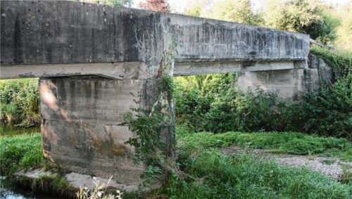 Note ungenügend: Vier der 32 überprüften Brückenbauwerke im Gemeindebereich Rohrdorf befinden sich in einem kritischen Zustand. Dazu zählt auch die Brücke an der Wöhrstraße in Thansau (linkes Foto). Der Fußgängersteg über die Rohrdorfer Achen bei Thalmann (rechtes Foto) musste sogar gesperrt werden.Fotos pilger