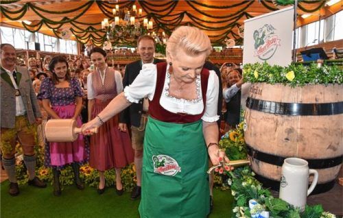 Mit Getränken kennt sich Andreas März beruflich schon mal aus: Wird er im Sommer zum CSU-Kandidaten gekürt, sollte März der amtierenden Oberbürgermeisterin Gabriele Bauer beim Anzapfen auf der Wiesn im Herbst genau über die Schulter schauen. Denn auch das gehört im Falle seiner Wahl zu seinen Aufgaben. Foto Schlecker