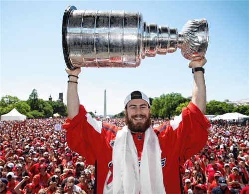 Philipp Grubauer mit dem Stanley Cup bei den Feierlichkeiten in Washington. Am 13. August bringt er die begehrteste Eishockey-Trophäe der Welt nach Rosenheim.Foto Capitals