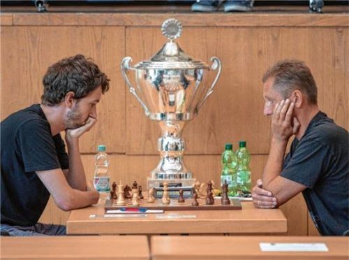 Phillip Häußler (links) setzte sich in einem langen und spannenden Kampf gegen Franz Sirch durch.