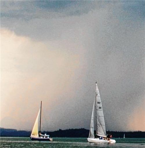 Plötzlich brach der Sturm los und etliche Boote mussten abgeschleppt und ans sichere Ufer gebracht werden.Foto Niessen