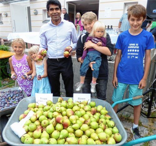 Prächtiges Obst aus dem Pfarrgarten bot Kaplan Josy George an. Foto  Thümmler