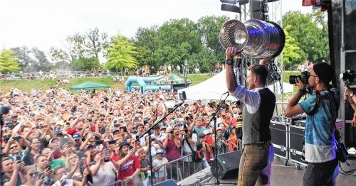 Premiere: Grubauer dürfte der Erste sein, der den Stanley Cup jemals in bayerischer Tracht gestemmt hat. Fotos Ziegler