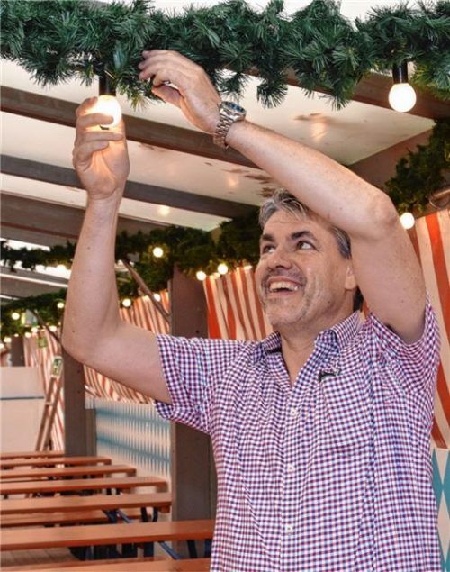 Prokurist Wolfgang Dichtl schraubte kurz vor Wiesnbeginn die letzte Glühbirne im Flötzinger-Zelt persönlich in die Fassung.Foto Schlecker