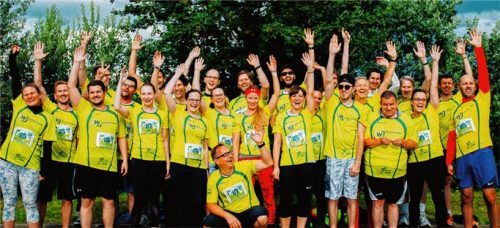 Pure Freude herrschte bei den Bewohnern des Emmy-Schuster-Hauses in Rosenheim über den Sommernachts-Lauf zusammen mit den Wirtschaftsjunioren Rosenheim und die damit verbundene Spende zur Anschaffung eines lang gewünschten Gasgrills.Foto  RE