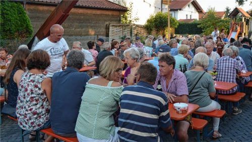 Rasch füllten sich bei bestem Wetter die Reihen.