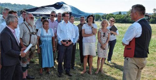 Reden zum Spatenstich: Ministerin Ilse Aigner, Bundestagsabgeordnete Daniela Ludwig, Rosenheims Dritte Bürgermeisterin Dr. Beate Burkl sowie die weiteren beteiligten Gemeindeoberhäupter und Vertreter der Bahn. Foto Merk