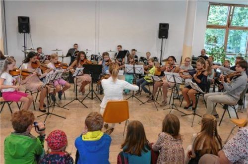 Reichlich Applaus gab’s für das Geigenensemble mit Lehrerin Evi Mittermaier. Foto greiner
