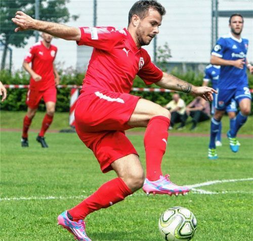 Robert Köhler und der TSV 1860 Rosenheim stehen heute vor einer schweren Auswärtsaufgabe.Foto  Fehrmann