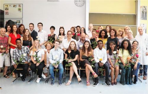 Rosen für die frischgebackenen Pflegefachhelfer