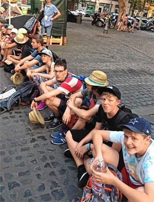 Rosenheimer Ministranten hatten sich kürzlich auf Wallfahrt zum Internationalen Treffen in Rom begeben – hier rasten sie auf dem Petersplatz (wir berichteten). Laut Pfarrer Sebastian Heindl von der Stadtteilkirche kommen indes Wallfahrten von Jugendlichen zusammen mit Älteren gar nicht vor.Fotos  Heindl (2) / Sammer (2)