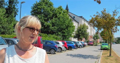 Rosi Lenz vor dem Seniorenheim St. Josef. Ohne Voranmeldung darf sie nicht mehr ihren Vater besuchen, nachdem sie sich im vergangenen Jahr immer wieder mit dem Betreiber und dem Pflegepersonal angelegt hatte. Ihr Vorwurf: Hygienische Mängel und unzureichende Pflege der Bewohner. Das Seniorenheim hingegen wirft der 56-Jährigen vor, die würde Unruhe stiften und sogar die Beschäftigten gegeneinander aufhetzen. Hausverbot hat sie schon, jetzt soll auch ihr Vater gehen –sein Vertrag wurde gekündigt, bis morgen soll er die Einrichtung verlassen.Foto je