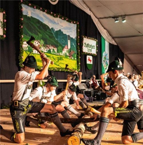 Schlagkräftig: Auch der Original Holzhacker durfte am Festabend nicht fehlen.