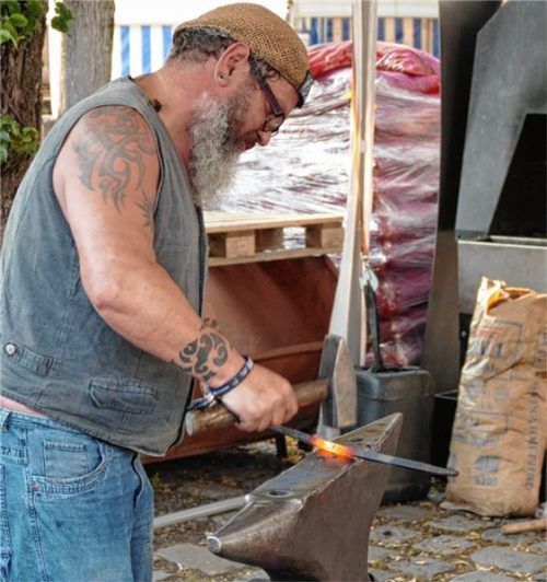 Schmied Markus Hufschmied fertigt einen Schürhaken. Foto Hoffmann