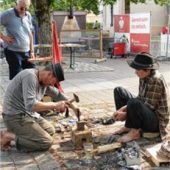 <p>Schmieden vor Ort.</p>