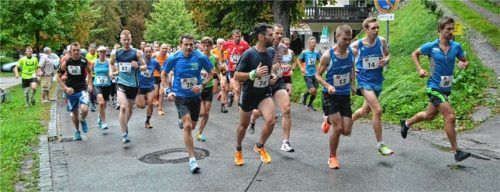 Schon beim Start voraus waren die späteren Erstplatzierten beim 30. Brünnsteinlauf des WSV Oberaudorf: Sieger Martin Leitner (Startnummer 80) sowie Klassensieger LM 30, Michael Eder (Nr. 14), und Marco Kunst (Nr. 13, beide PTSV Rosenheim, von rechts).Foto Lotter