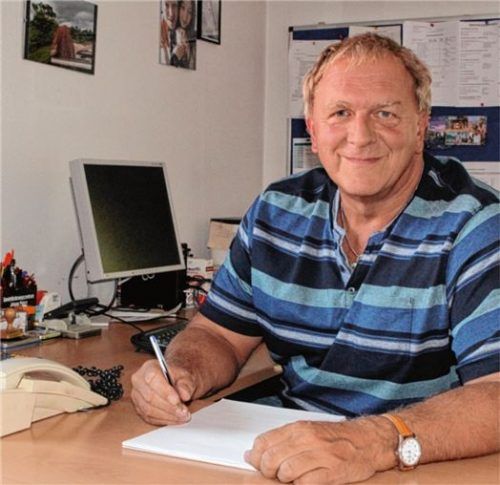 Schuldnerberater Konrad Schleißheimer: Ein Schreibblock, das Telefon und ein Computer sind seine Arbeitsgeräte.Foto  hsc