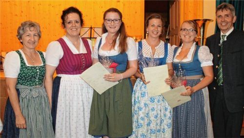 Schulleiter Wolfgang Hampel sowie Theresia Huber und Barbara Stöckl vom Landwirtschaftsamt gratulierten den geehrten Hauswirtschafterinnen Regina Lindlmeier, Lisa Marie Moritz und Katharina Scherr (von links).