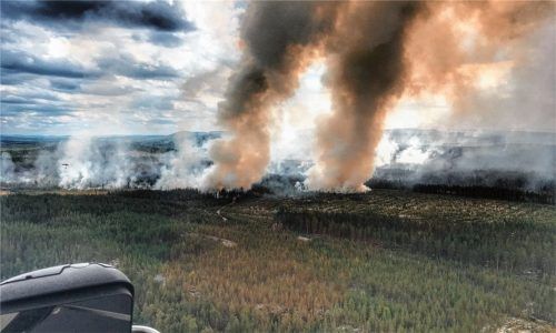 Schweden in Flammen: Blick auf die Waldbrände aus dem Cockpit der Maschine von Simon Voigt. Fotos privat