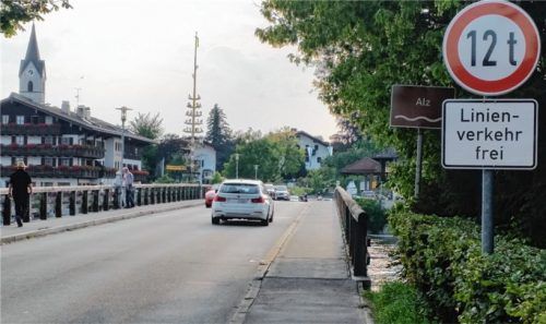 Schwere „Brummis“ dürfen hier nicht mehr drüber: Die Brücke über die Alz am Chiemsee-Nordufer in Seebruck. Foto pültz