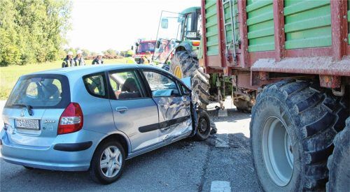 Schwerer Verkehrsunfall mit einem Traktorgespann