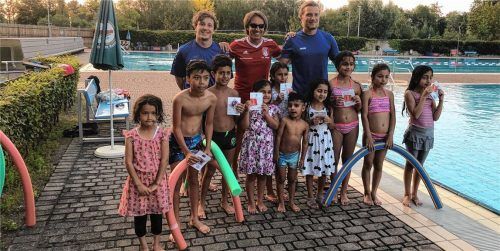 Schwimmen ist gar nicht so schwer – man muss es halt lernen! Über den Erfolg der Kinder freuten sich ihre Trainer (hintere Reihe von links) Roman Meier, Charly Meier und Leopold Brumbauer.
