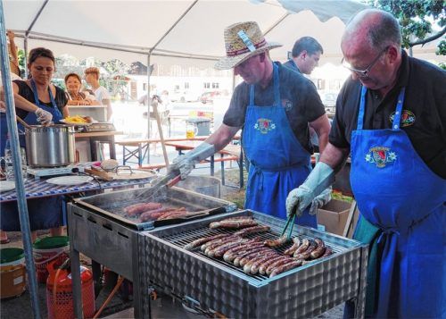Schwitzen beim Dorfabend: Grillen, Musik und gute Stimmung