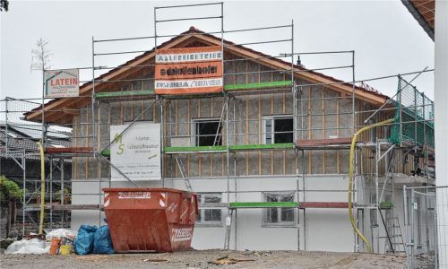 Sehnsüchtig erwartet wird die Fertigstellung dieses Mehrfamilienhauses in Stephanskirchen. Die sechs Wohnungen vermietet die Gemeinde dann für eine Kaltmiete von acht Euro pro Quadratmeter.Foto  Schlecker