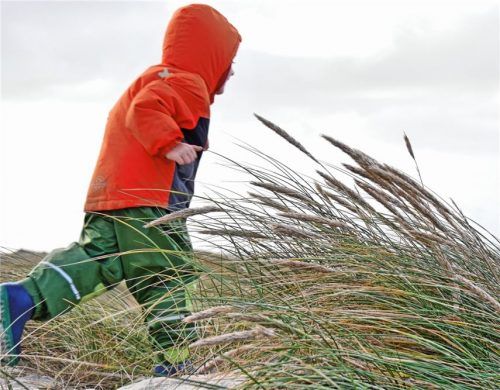 Selbst die Jüngsten erkunden gerne laufend die Sylter Natur. Für große Läufer gibt es zudem jetzt einen speziellen „Sightseeing Run“.Foto djd/Kurverwaltung List auf Sylt