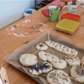 Semmeln backen, Tiere streicheln