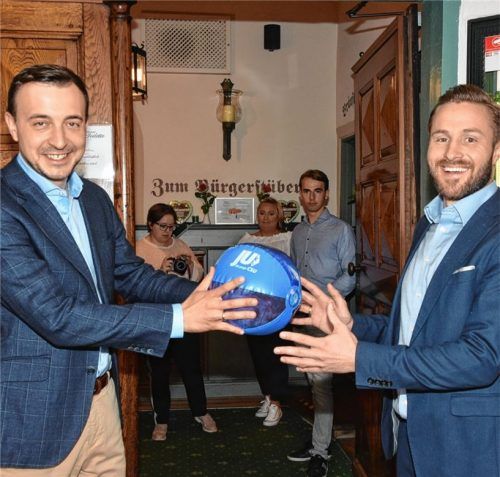Sie spielen sich die Bälle zu: JU-Bundesvorsitzender Paul Ziemiak (links) und Daniel Artmann, Bezirksvorsitzender der Jungen Union in Oberbayern und CSU-Listenkandidat für die Landtagswahl.Foto  Schlecker