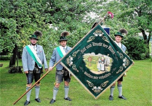 „Sitt‘ und Tracht der Alten, wollen wir erhalten“ ziert als Leitmotiv die stolze Fahne der Trachtler. Foto  Strim