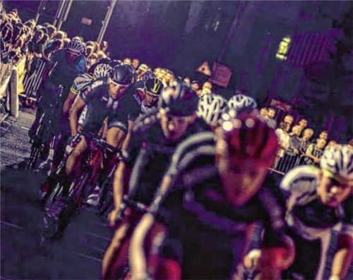 Spannende Wettkämpfe, unterhaltsame Moderation, fetzige Musik, und sehenswerte Darbietungen: die Radsportnacht am Freitag, 3. August, lockt nicht nur Radsportfans an.