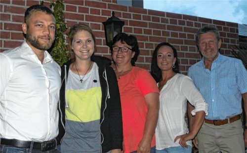 Spender und Empfänger: Johann Zieglgänsberger, Miriam Gottbrecht, Renate Löw, Ramona Hofbauer und Bürgermeister Bichlmaier (von links).Foto  fim