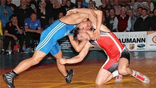 Spitzensport und Spannung erhoffen sich die Zuschauer und die Verantwortlichen der Traunsteiner Ringer, wenn es bald wieder heißt: „Matte frei!“. Im Bild TVT-Ringer Ilja Vorobev (rotes Trikot) gegen den Berchtesgadener Lukas Laue. Foto  Wittenzellner