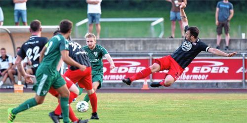 Sportbund-Akteur Dominik Reichmacher trifft in dieser Szene den Pfosten.Foto Ziegler