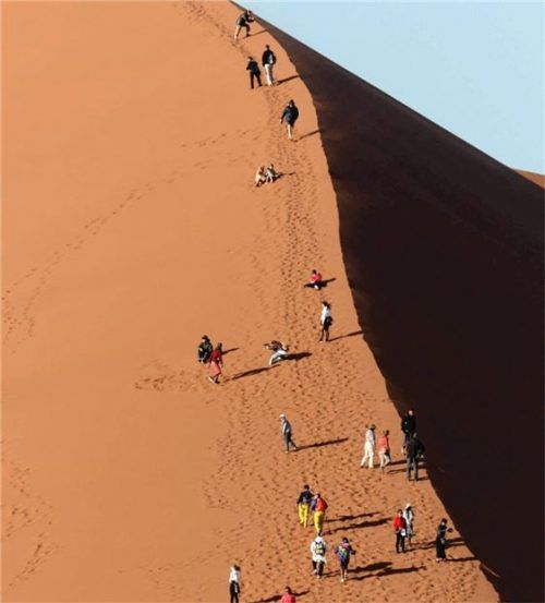 Steilkante einer Namib-Düne – Als eine der ältesten Sandwüsten der Welt verzaubert die Namib mit ihren üppigen landschaftlichen Reizen den Betrachter. Foto  Kregel