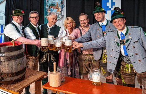 Stießen nach dem Anstich des ersten Fasses auf ein buntes Fest an (von links): Matthäus Wallner, Gebietsleiter Flötzinger-Bräu, Bürgermeister Georg Huber, Andreas Pyhrr und Marisa Steegmüller von der Geschäftsführung der Brauerei, Festwirt Wolfgang Kirner sowie Max Maurer und Martin Schober, Vorsitzende des Trachtenvereins. Foto nit