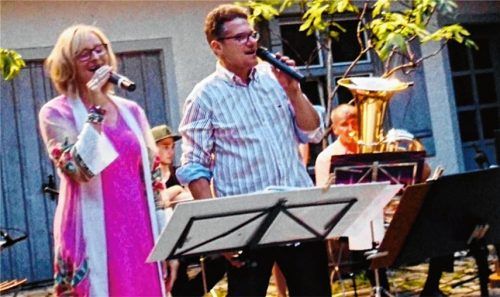 „Summertime“ in der „Alten Post“ in Fischbach. Lisa Obermair und Robert Schmid interpretierten ausgewählte Sommerhits.Foto ge