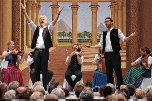 Temperamentvoll: „Die Tanzgeiger“ (von links) Theresia Aigner, Rudi Pietsch, Claus Huber (verdeckt), Dieter Schickbichler, Sebastian Rastl, dahinter Marie-Theres Stickler und Irene Narnhofer (ganz rechts). Foto re
