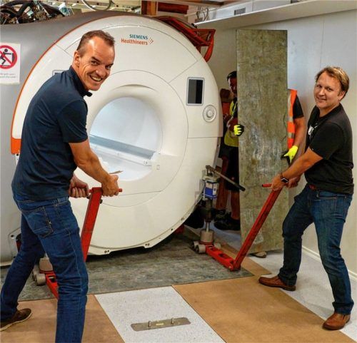 Tonnenschwere MRT-Weltneuheit schwebt per Kran in Rosenheim ein