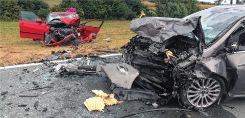 Totalschaden an den beiden unfallbeteiligten Autos.