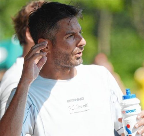 Trainer Seppi Weiß hat mit dem SC Inzell heute ein Heimspiel gegen den TuS Traunreut.Foto Ruprecht